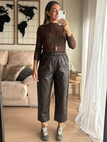 Pantalón de polipiel en color chocolate – Pilar Martín Shop