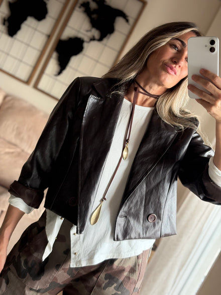 Blazer Greta corto de polipiel marrón chocolate con camiseta blanca
