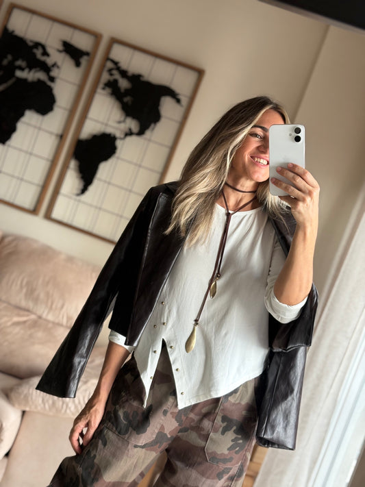 Blazer de polipiel marrón abierto con pantalón de camuflaje