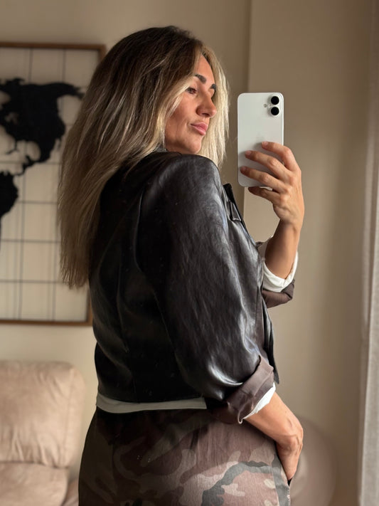 Blazer Greta marrón chocolate visto de espalda