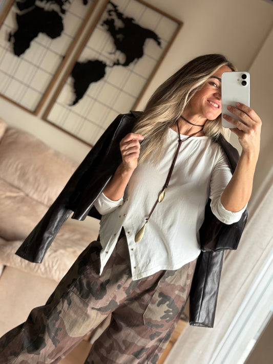 Camiseta blanca con tachuelas y blazer de polipiel