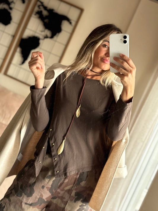 Camiseta Kira marrón con tachuelas y americana de punto crema