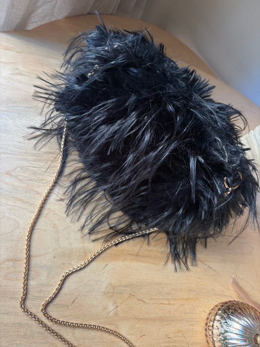 Bolso Viena negro con cadena dorada