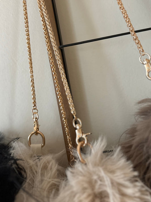 Detalle de las cadenas doradas extraíbles