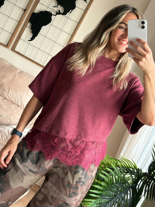Camiseta Encaje Lía burdeos con puntilla de encaje y pantalón de camuflaje