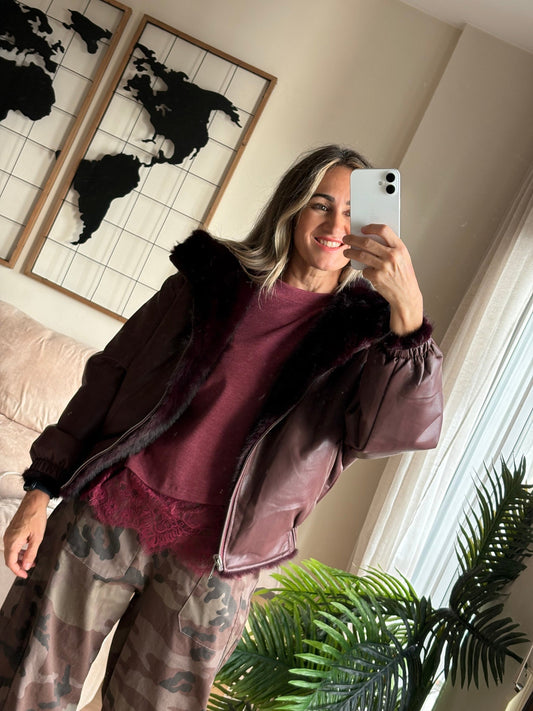 Camiseta Encaje Lía burdeos con la chaqueta reversible Nevada burdeos