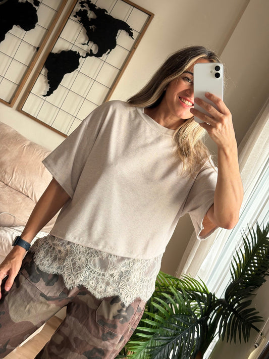 Camiseta Encaje Lía crema con puntilla de encaje y pantalón de camuflaje