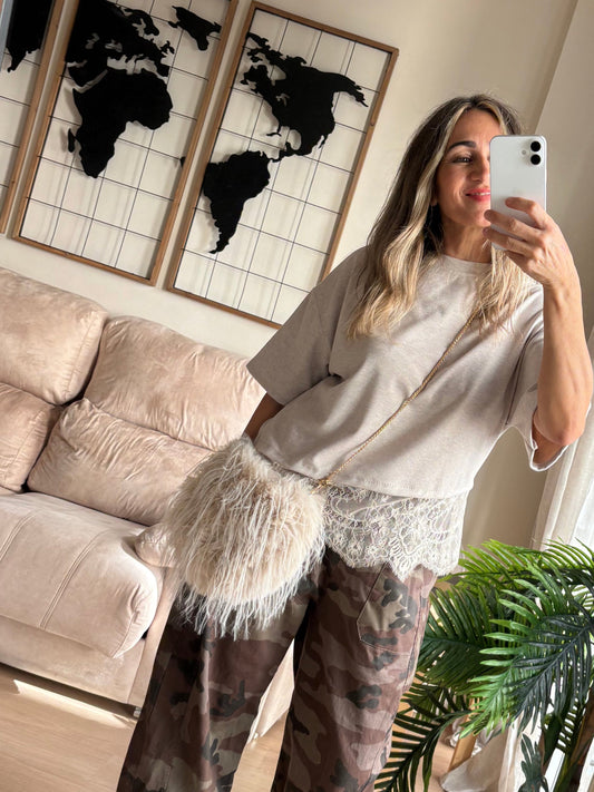 Look completo con camiseta Encaje Lía crema y pantalón de camuflaje