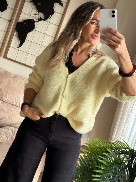 Chaqueta de punto vainilla cerrada con vaquero negro