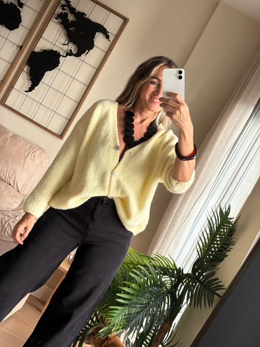 Cárdigan amarillo vainilla de cuello pico con botones