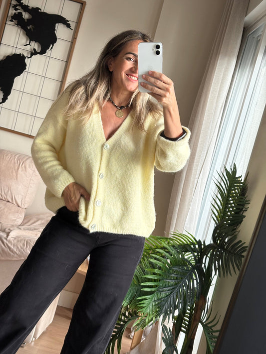 Chaqueta de punto vainilla abrochada con collar