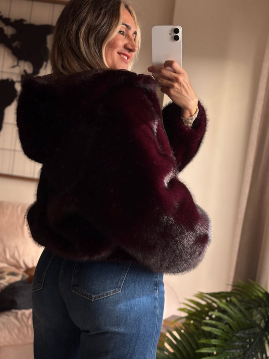 Chaqueta reversible Nevada burdeos de espalda, con capucha de pelo