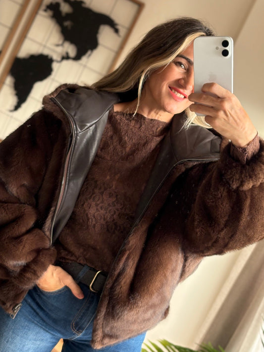 Chaqueta reversible Nevada marrón de pelito, abierta, con la capucha de polipiel