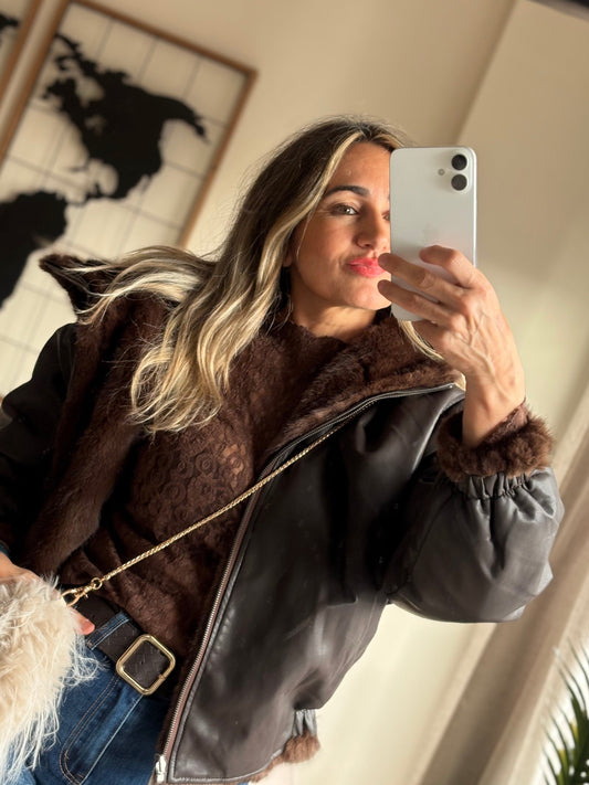 Chaqueta reversible Nevada marrón de polipiel con bolso de pelo beige