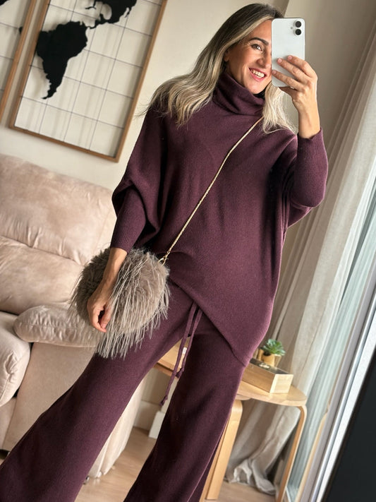 Jersey Oslo de punto con cuello alto y manga murciélago en color berenjena – Pilar Martín Shop