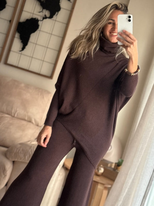 Jersey Oslo de punto con cuello alto y manga murciélago en color marrón – Pilar Martín Shop