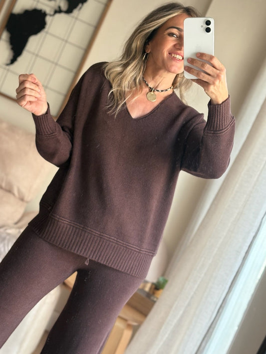 Jersey Oslo de punto con cuello pico en color marrón – Pilar Martín Shop