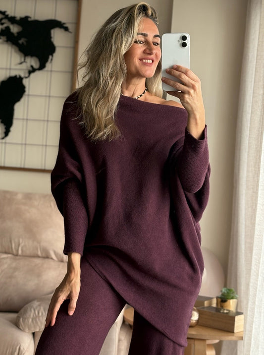 Jersey Oslo oversize de punto con manga murciélago, para llevar caído del hombro en color berenjena – Pilar Martín Shop