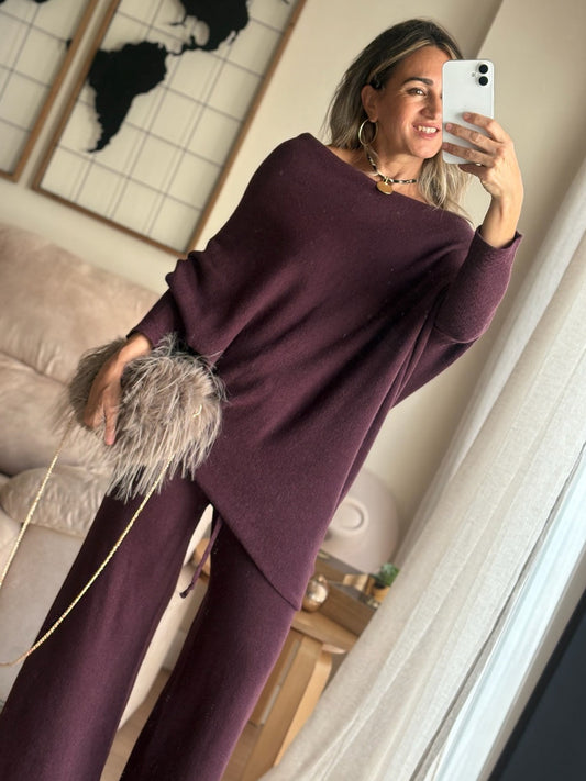 Jersey Oslo oversize de punto con manga murciélago, para llevar caído del hombro en color berenjena – Pilar Martín Shop