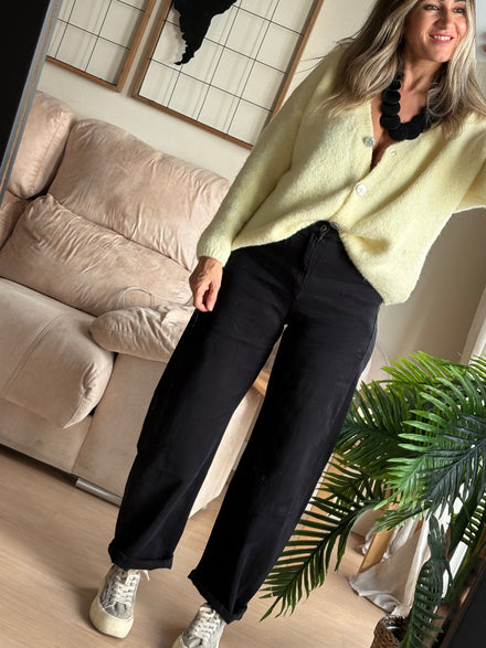 Pantalón balón Lola negro con chaqueta de punto amarilla y deportivas
