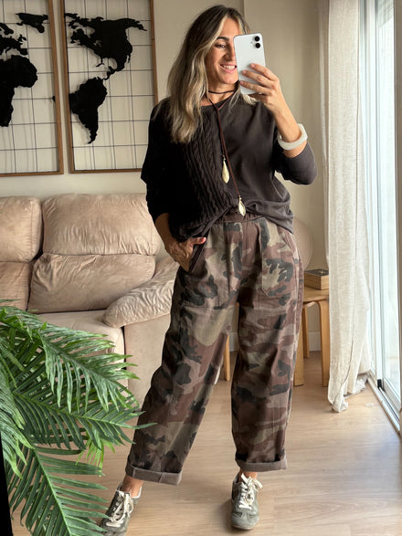 Pantalón Camuflaje con jersey marrón oscuro y deportivas