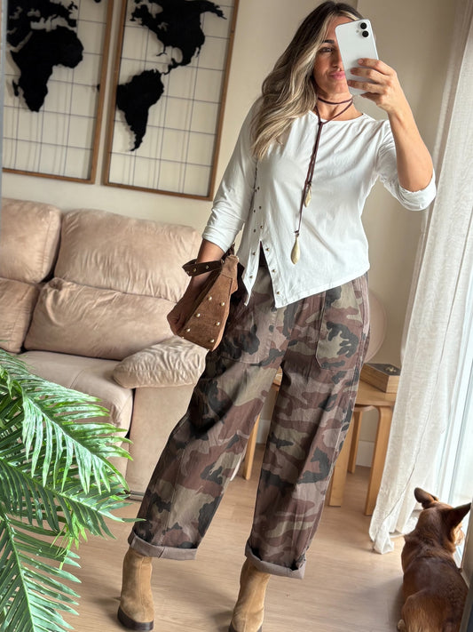 Pantalón Camuflaje con camiseta blanca, bolso y botines camel