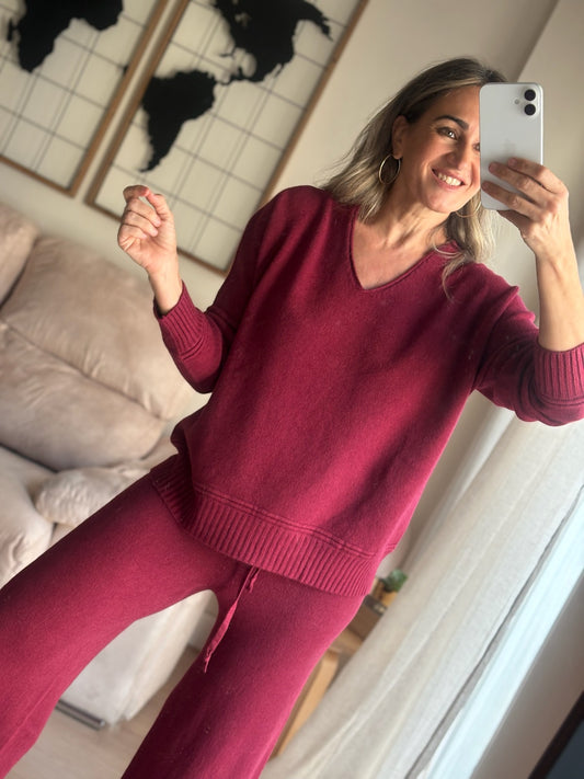 Jersey Oslo de punto con cuello pico en color borgoña – Pilar Martín Shop