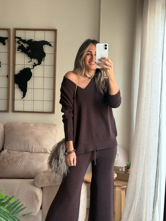 Jersey Oslo de punto con cuello pico caído del hombro en color marrón – Pilar Martín Shop
